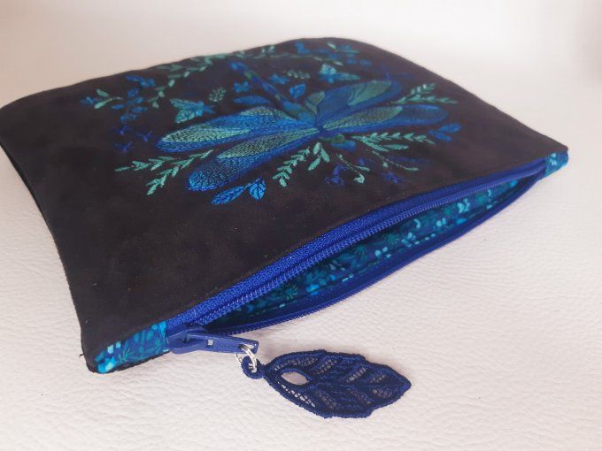 Trousse plate brodée - libellule bleue