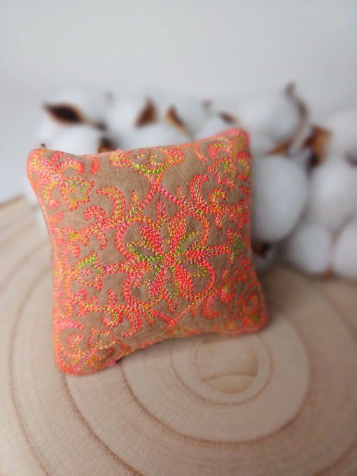 Coussin à épingle - multicolore fluo