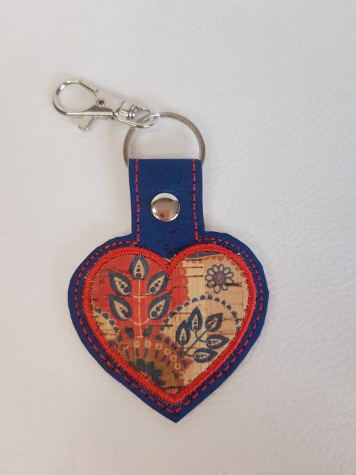 Porte-clés Coeur appliqué liège à motifs rouge/beige/bleu